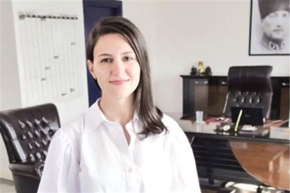 Yönünü Güneşe Çevirdi